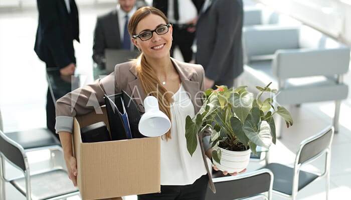 Eine Dame im Büro beim Tragen